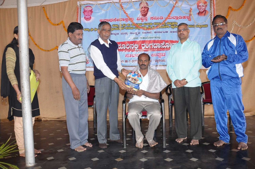 Yogatrainer Santhosh kumar receives a honour